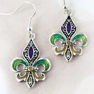 NWT *BOUTIQUE* FLEUR DE LIS EARRINGS